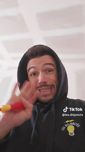 Comment installer une prise RJ45 ethernet petit tuto rapide sur comment installer une prise réseau rj45, avec les prises rj 45 le principale atout pour l'électricien à ce moment là va être la minutie et la patience car ce sont de tout petit fils électriques Tout ça est réalisé hors tension car la maison n'est même pas encore raccordée à EDF #lesdisjonctés #lesdisjonctes #electricien #electricite #rj45 #prisereseau #priserj45 #priseethernet #tutoelectricien