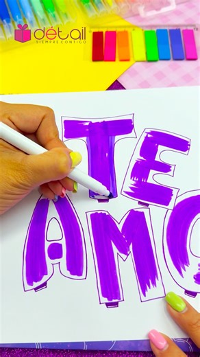 Las letras también pueden brillar… cuando sabes elegir los tonos correctos. Hoy te muestro un estilo que muchas veces me preguntan: el efecto clon metalizado, hecho solo con marcadores y una buena selección de colores. Y no, no es solo intuición. Es teoría del color en acción. 🌈 Estoy usando una combinación monocromática de morados: un tono claro, uno medio y uno más oscuro. Esta armonía permite crear contraste, profundidad y ese efecto ¡wow! que tanto enamora en el lettering. 📚 Este es uno de