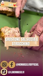 Classico italiano! Crostone stracchino e salsiccia Classic Italian! Crostone stracchino cheese and sausage C’è poco da spiegare ! Ingredienti 2 salsicce 300gr di stracchino 2 belle fette di pane E via ! Facciamo l’impasto no di salsiccia e stracchino Lo spalmiamo sul pane e via in forno a 180 gradi per una decina di minuti Inglese 🇬🇧🇺🇸 There is little to explain ! Ingredients 2 sausages 300gr of stracchino cheese 2 nice slices of bread And go ! We make the dough no of sausage and stracchino 