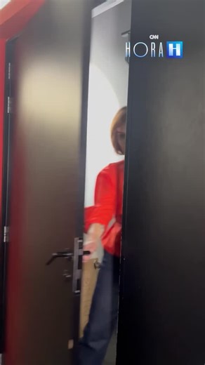 CNN Política on Instagram: "ANÁLISE HORA H O Hora H deste Natal trouxe sinais importantes do tabuleiro político para 2026. O programa analisou a carta escrita de próprio punho por Jair Bolsonaro antes da cirurgia, na qual ele confirma o apoio à pré-candidatura de seu filho, Flávio Bolsonaro — um gesto que dissipa dúvidas antigas sobre sua real convicção e redesenha expectativas dentro da direita. Do outro lado, Lula fez um pronunciamento com tom de campanha, apostando no peso da máquina pública 