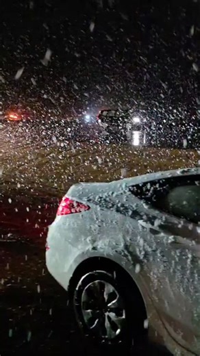 ‎مركز العاصفة لمراقبة الطقس والتغير المناخي المؤسس omar alnauimi‎ on Instagram‎: "في حدث نادر الان تساقط الثلوج على حائل في السعودية #منخفض_البشاير #مركز_العاصفة 18/12/2025"‎