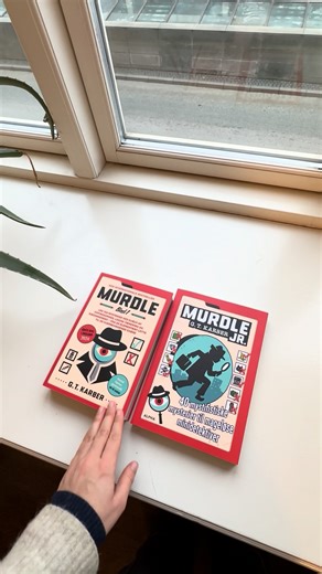 Er du i tvivl om, hvad du skal lave 1. juledag? Så har vi et forlag: Lav en kop kaffe eller the, put dig under et varmt tæppe og løs mysterier i Murdle og Murdle Jr. 🌟☕ MURDLE er fyldt med gåder, koder og kort, der kan vække den indre hobbydetektiv til live i os alle🔎 | Alpha Forlag dk