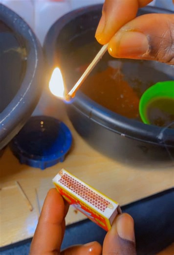 How to test honey 🍯 to comfirm its auntehnticity. So many people sell fake honey make us the genuine vendors look bad. Alway know how to test for originality and thank me later. #RawHoney #Ramadan2025 #goviral #fypシ゚