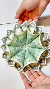 Les comparto esta idea para hacer una flor de billetes y ponérsela a un ramo con rosas eternas #flor #billetes #tutorial | Dian Rosas Eternas y más.