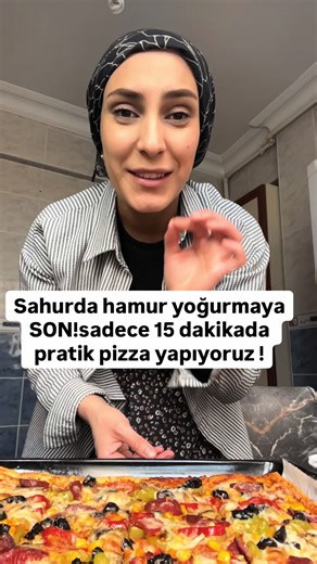 Bazen canınız pizza ister ama hamur yoğurmak, mayalamak, beklemek gözünüzde büyür. İşte tam da böyle anlar için hem pratik, hem ekonomik hem de lezzetiyle gerçek pizzayı aratmayan bir tarifle geldim. Üstelik hamur açmadan, sadece yufkayla kat kat hazırlanan bu tarif; dışı hafif çıtır, içi ise yumuşacık dokusuyla yiyen herkesi şaşırtıyor. Bir kez denediğinizde klasik pizzaya dönmek istemeyeceksiniz. Katların arasına sürdüğümüz süt ve yağ karışımı sayesinde yufkalar kurumuş gibi değil, tam kıvamın