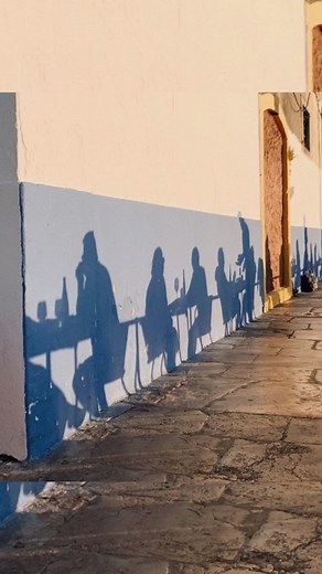 Lena Höller | Vienna | Content Creatorin on Instagram: "Social media often shows a distorted version of reality, filled with perfect moments and glamorous lifestyles. But remember, what you see online is just a highlight reel, not the whole picture. Don’t let these curated images trick you into thinking your life isn’t „normal“ or good enough. Everyone’s journey is different, and true beauty lies in the ordinary, everyday moments that social media often overlooks. Stay grounded in your own reali