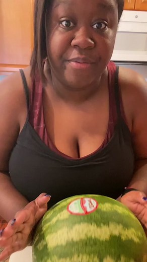 Have y’all tried cutting it this way? I liked it a lot! #watermelon