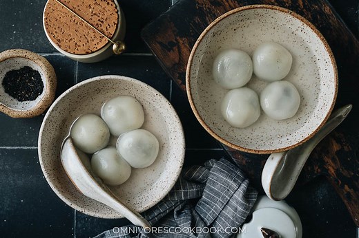 Black Sesame Sweet Rice Balls (黑芝麻汤圆, Tang Yuan)
