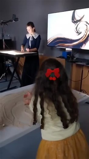 ONPL - Orchestre National des Pays de la Loire on Instagram: "Ateliers dessin sur sable autour du concert La Petite Sirène pour les familles du quartier Saint-Exupéry à Angers avec l'artiste @katerina_barsukova 😍✨ Il reste des places samedi à 14h30 et dimanche à 15h pour la Suite Inuit au Centre de congrès d'Angers ❄️ 🎶 La petite sirène de Peer Gynt #actionsculturelles"
