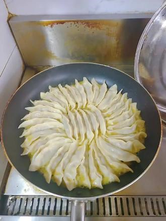 #自己包的馄饨 #手工美食 #锅贴饺子 安庆锅贴，水煎法，不是油炸，传统炕锅贴 - 抖音