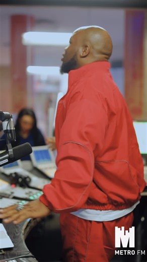 12K views · 445 reactions | #BestMornings: Chaos, vibes, and pure happiness! This is what happens in studio when Sjava – Uyena hits the speakers  | METRO FM | Facebook