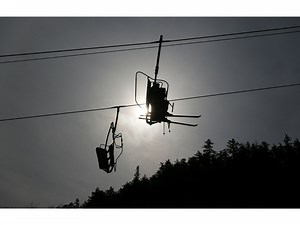 Quebec ski lodges, full lifts open to vaccinated