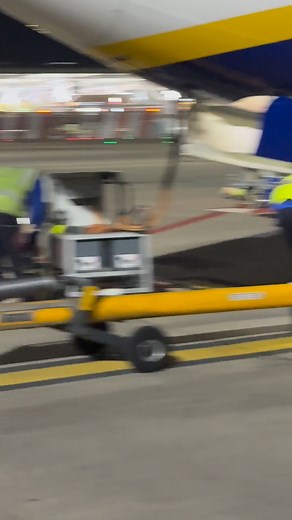 جہاز کو رَن وے تک پُش کرنے کے لیے ٹَگ یا ٹو ٹریکٹر ایسے لگایا جاتا ہے ۔ تقریباً تمام کمرشل جہاز صرف آگے حرکت کر سکتے ہیں ۔ رَن وے پر ٹیکسی کرنا ، رفتار پکڑنا وغیرہ سب جیٹ انجن کی بدولت ممکن ہے جبکہ پیچھے یعنی ریورس حرکت ممکن نہیں ہوتی ۔ #towtractor #runway #RYANAIR #Stansted Haroon Malik. | Haroon Tahir