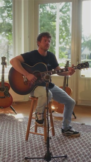 🎸 Introduced by @gibsonguitar in the late 1930s, the SJ200 quickly became famous as the king of flat-tops. This new Custom Shop 1957 SJ-200 offers details like hand-selected maple for the back and sides, a stinger at the back of the headstock and a thermally aged Sitka spruce top for the full vintage effect. Enjoy this demo played by @berendrombouts . #lifestooshorttoplayashittyguitar | The Fellowship of Acoustics