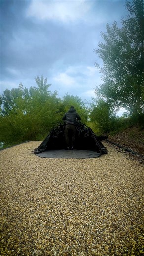 Blockhouse Camo Pro – najbardziej przemyślany namiot na rynku? 😎. Sprawdź jak poprawnie rozstawić perfekcyjne schronienie na długie zasiadki! Nowy Blockhouse Camo Pro oferuje powiększony daszek, wewnętrzną kapsułę z siatki oraz w pełni uszczelnioną, grubą podłogę. Konstrukcja Speed-Up pozwala na błyskawiczne rozstawienie, a duże panele wentylacyjne zapewniają idealny przepływ powietrza w środku. Materiał 20 000 mm AQUASENSE®, olbrzymia ilość miejsca na Sleep System(y), oraz rozkładane, boczne p