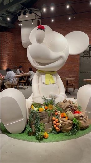 #横浜赤レンガ倉庫 個性的なショップ、レストラン、カフェ、横浜ならではのお土産や美味しい食べ物が豊富に揃って美しい水辺の景色、特に夜のライトアップが素晴らしく頻繁に開催される賑やかな季節ごとのイベント