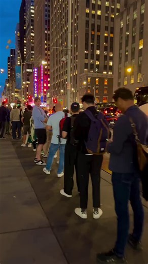 À New York City, dans le quartier de Midtown Manhattan, une longue file s’est formée devant un vendeur ambulant de poulet et riz..Un génie a fait un TASTY CROUSTY à New York et ça marche du tonnerre 😭