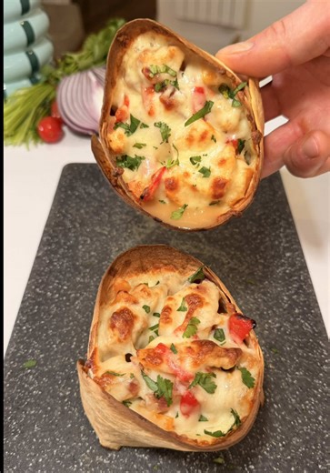🐔 CHICKEN BARQUITAS 🛶 On revisite la recette pour en faire une hyperprotéinée 💪🏼 INGRÉDIENTS (pour 2 barquitas) - 350g de poulet 🐓 - 2 wraps - 40g de mozzarella allégée 🧀 - 200g de skyr ou fromage blanc 🧀 - 1 jaune d’oeuf 🥚 - Oignon rouge - Poivrons 🫑 🌶️ - Epices au choix 📊 Macros pour 1 barquitas 🛶 → 520 kcal / 65g de prot / 40g de glucides / 12g de lipides ⏱️ Temps de préparation : 10min 🔥 ⏱️ Cuisson : 15min au four à 180° jusqu’à ce que ce soit bien Julien bien doré 🔥 #nutrition