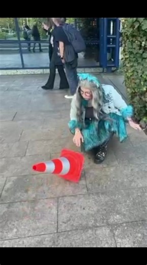 Auch wenn ich die Grinsekatze bin, wurde ich oft gefragt ob ich Derpy als K-Pop Deamon Hunters bin. Letztes Jahr bei der @magiccon_de haben wir dann für das Closing Video eine Sequenz aufgenommen, wie ich versuche diesen Kegel aufzusellen. Wie Derpy den Blumentopf. War einfach eine lustige Situation 😻🥰 Was glaubst Du, bekomme ich den Kegel aufgestellt? #cosplay #disney #kpopdemonhunters #grinsekatze derpy