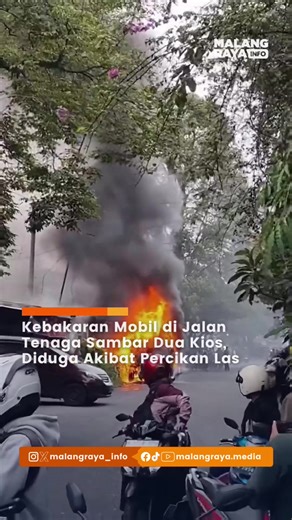 MALANG – Kebakaran mobil terjadi di Jalan Tenaga, Kecamatan Blimbing, Kota Malang, Selasa (24/2/2026) sekitar pukul 14.30 WIB. Api diduga berasal dari percikan las saat perbaikan mobil di bengkel setempat. Saksi mata, Dedi, menyebut api awalnya muncul dari bawah kendaraan yang diduga terdapat bensin, lalu menyambar ban kiri depan hingga membesar. Warga sempat mendengar hingga empat kali led*kan sehingga tidak berani mendekat untuk memadamkan api. Komandan Regu 3 Damkar Kota Malang, Mohammad Sole