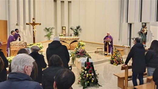 «Ciao Enzy» l'ultimo saluto commosso a Lorenza tra ricordi e lacrime dei compagni di scuola