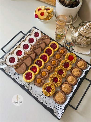 Mes sablés fondants à la vanille et au cacao! Une de mes recettes favorites pour l Aïd, des sablés fondants et délicieux 😋 je les aime beaucoup. Une abonnée m'avait demandé si je pouvais l'adapter au cacao tout en gardant le même fondant et voici le rendu final ! ---->>> Pour 20 sablés . 150g de beurre mou 80g de sucre glace 2 jaunes d'oeufs moyens soit 40g ( ou 1 oeuf entier) 250g de farine T55 ( pour moi c est la farine idéale ) 1cac de vanille liquide ou une pointe de couteau de vanille en p