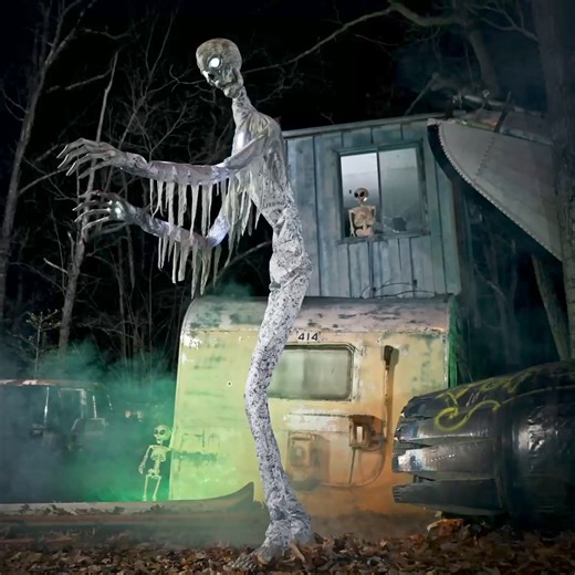 Giant Death Ray is ready to invade your yard this spooky season 💀 Shop now: https://bit.ly/3XHNppT #spirithalloween #animatronic #halloween | Spirit Halloween