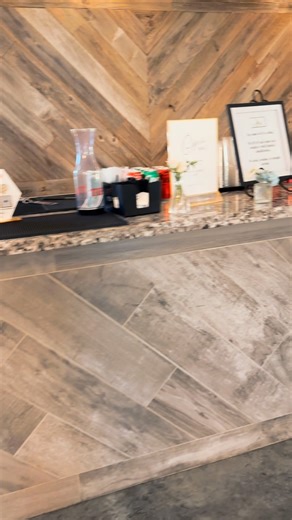 Today we celebrated Becca and Tyler’s unforgettable wedding… and this one was truly special. What everyone believed to be an engagement party turned into the surprise of a lifetime. During their heartfelt speech, the couple revealed that it was actually their wedding day — and the room was filled with shock, joy, and happy tears. It couldn’t have been more perfect. Becca and Tyler are a beautiful couple, and the evening reflected their love in every way. From the incredible Italian dinner to the