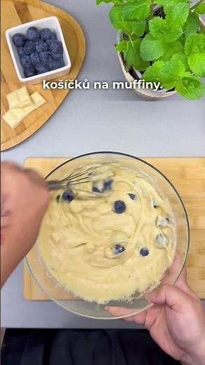 Zamilujte si voňavé borůvkové muffiny s bílou čokoládou, které zůstávají dlouho vláčné #toprecepty