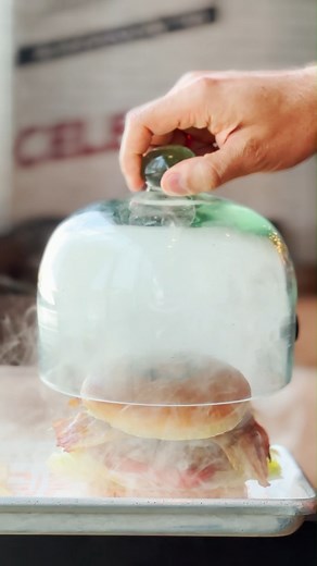 Para los amantes del ASMR 👂🏼... Un video sin música, sólo el sonido de nuestra hamburguesa más viral 🍔. . . #CelebrateEverything #applebeesmxoficial | Applebee's México