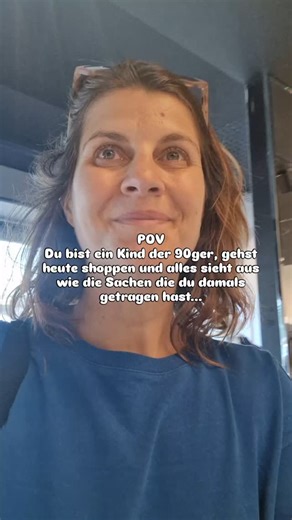Anke Schmidt | Fair Fashion & Hintergründe on Instagram: "Wer hatte bei den Hosen auch das erste Mal Body Issues? 🤣 Und bei wem hat sich auch direkt die Sohle von den 5€ Schuhen gelöst? 🤣 #90ger #Secondhand macht halt doch Sinn #slowfashion #90girl"
