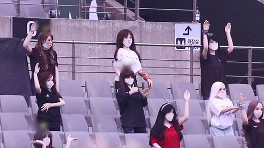 관중 대신 '리얼돌'이?…외신 "FC서울, 성인용품점 홍보"
