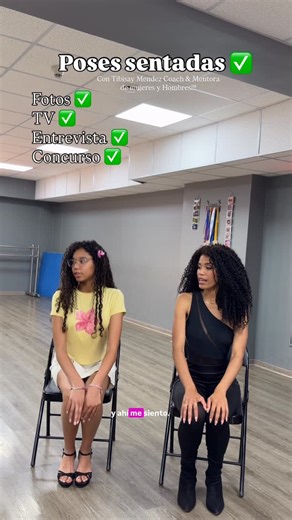 Escuela Integral de Modelaje y Belleza Tibisay Mendez on Instagram: "Poses correctas para sentarse ✨ Sentarte también comunica presencia, elegancia y seguridad. Estos son errores muy comunes y cómo corregirlos: ❌ Errores frecuentes • Sentarte muy atrás en la silla • Mover o arrastrar la silla al sentarte • Abrir las piernas de forma brusca • Caer de golpe en el asiento • Perder postura al sentarte ⸻ ✅ Cómo hacerlo correctamente ✔️ Siéntate solo al borde de la silla Esto mantiene la postura activ