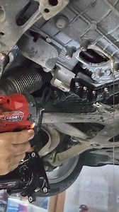 51K views · 472 reactions | #Audi an fabricatie 2017. Schimb ulei pe partea mecanica a transmisiei (bineinteles si cel pe parte hidraulica) Observatii. Uleiul pe parte mecanica este mult mai uzat decit cel hidraulic si cei care nu faceti revizii la cutii Audi, va rog sa notati ca multe componente sint de plastic si acesta cedeaza. E plastic.... Samer Zakzak | Reparatii Cutii Automate Timisoara | Facebook