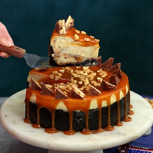 This Snickers Cheesecake has pieces of the famous chocolate candy bar folded in the batter! Full recipe: https://www.luisabakes.com/post/snickers-cheesecake #snickerscheesecake #cheesecake #snickers #oreocheesecake | Luisa Bakes