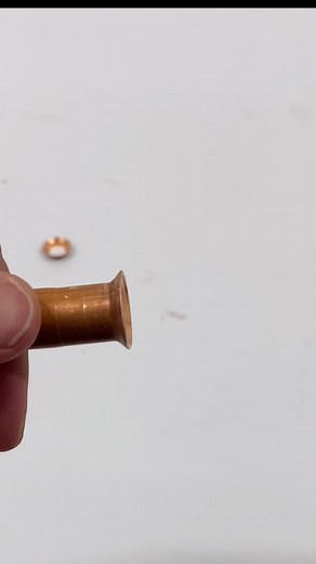 チューブカッターのここの溝！フレア部分をギリギリで切るためにあるんだよ！フレア切り直す時、配管短い時あるから、ギリでキレるのはマジでいい！！#作業動画 #便利アイテム #銅管工具 #フレア