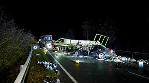 19-Jähriger fährt mit Auto gegen Trecker mit Anhänger - und stirbt noch an der Unfallstelle
