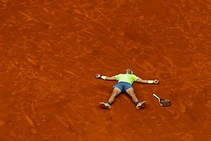 Rafa Nadal, solo en Roland Garros