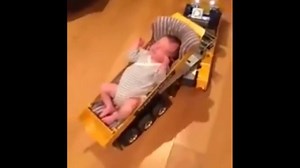 Es soll ja Väter geben, die fahren mit dem Baby im Auto, damit es einschläft. So auch dieser Vater. Aber er muss dazu nicht aus dem Haus. http://www.20min.ch/community/viral/story/Wenn-Papa-mit-dem-Baby-allein-ist-25948830 | 20 Minuten