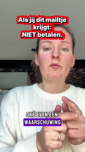 Dit overkomt dus niet alleen ‘naïeve mensen’. Iemand in mijn omgeving (hoogopgeleid, druk leven, geen zin in gedoe) kreeg een mail die leek op de Belastingdienst. Twee dagen eerder had hij een écht bericht gehad over terugbetalen van toeslagen… en precies daarop werd ingespeeld. De scam-mail schreeuwde urgentie: ‘betaal vandaag via iDEAL, anders morgen beslag’. En ja: dan ga je sneller. Dit zijn de rode vlaggen: \t1.\tVreemd afzenderadres (zoals info@iets-raars.com). \t2.\tBetalen via een link i