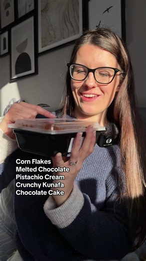 Just the crunchy 🤭💚 if you love crunchy you need to try the crunch cake from @ChamoyGuysUK delicious layers of corn flakes, chocolate sauce, pistachio cream, crunchy Kunafa and at the bottom chocolate cake! #asmreating #dubaichocolate #dessert #pistachio #chocolatelovers