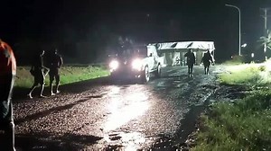 Ba residents returning from work in Lautoka and Nadi finally cross the flooded Wailailai crossing with the help of police officers and Biosecurity Authority of Fiji officer Malakai Vukinavanua. #TimesNews #FijiNews #FijiWeatherWatch VIDEO: Repeka Nasiko | The Fiji Times