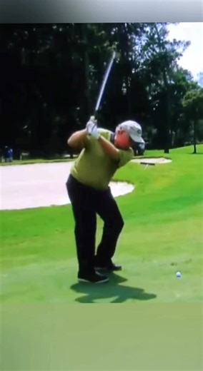 Jack Nicklaus: The Swing That Time Couldn’t Break Age may wrinkle the skin, but it doesn’t have to rust the swing. Jack Nicklaus—the Golden Bear himself—proved that a great golf swing isn’t about youth, muscle, or flexibility. It’s about fundamentals, rhythm, and wisdom born from thousands of rounds. Gone are the explosive torque and the towering drives of his prime. In their place? Efficiency and grace. Jack’s swing at 72 wasn’t about distance—it was about control, precision, and enjoying the g