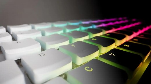 Nový počítač v klávesnici Raspberry Pi 500 . Konečně s SSD, velkou RAM a mechanickými spínači s RGB podsvícením