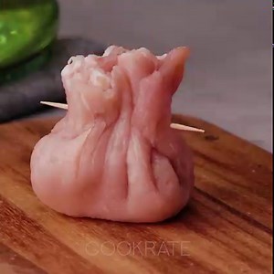 3.1M views · 14K reactions | He sorprendido a todos con mis bolsitas de cerdo y bacon - ¡Una verdadera locura! Ingredientes: carne de cerdo - 600 g para el relleno: aceite - 15 ml cebolla - 80 g champiñones - 250 g sal - 10 g pimienta negra - 8 g zumo de limón - 30 ml guindilla picante - 10 g Cocinar a fuego medio durante 10 min bacon - 250 g cebolla - 150 g Molde con las medidas 25 x 35 cm AL HORNO 180 °C/25 minutos | Cookrate - Español | Facebook