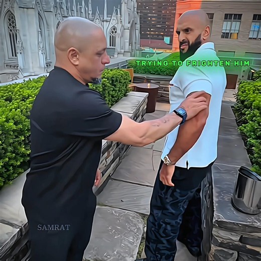 Messi's bodyguard was shocked by Roberto Carlos' power. 😱