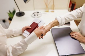 12 Contoh Kalimat Persuasif dalam Teks Negosiasi, Singkat dan To The Point! - Sonora.id