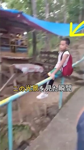 学生たちが手すりで降りる理由