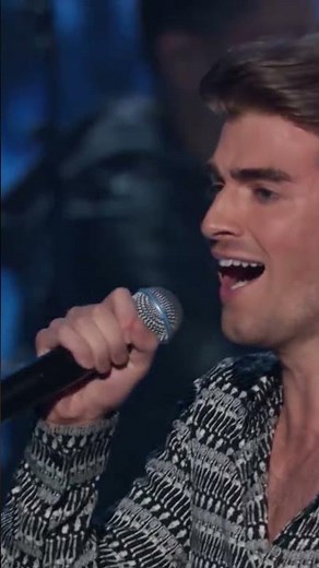 The Chainsmokers Closer ft Halsey Live at the MTV VMAs