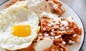 ¿Cómo se prepara la salsa para hacer chilaquiles rojos?